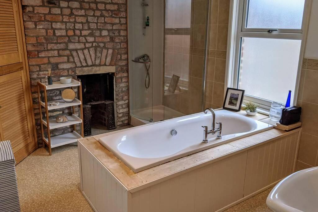 200 Year Old Large Townhouse With Sea Views Villa Скарбъро Екстериор снимка